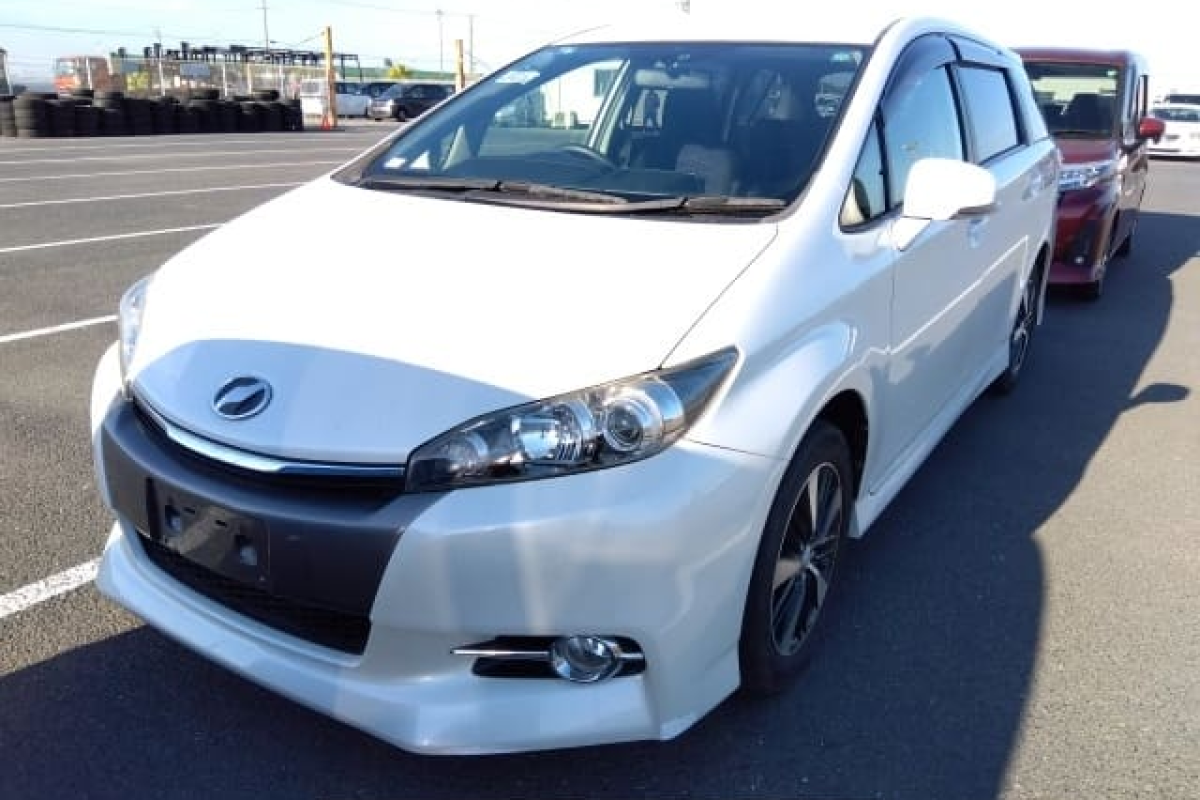TOYOTA WISH 2015 Г пробег 10 000 4,5 балла